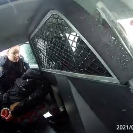 Agentes esposan y rocían con gas pimienta a niña negra de 9 años en Rochester, Nueva York.