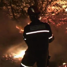 El viento complica la extinción de un incendio en Castellón