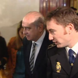 Condecorado con la medalla de oro al mérito ciudadano el policía que rescató de las vías del metro a una mujer 