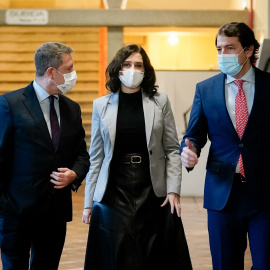 El presidente de Castilla-La Mancha, Emiliano García-Page; la presidenta de la Comunidad de Madrid, Isabel Díaz Ayuso; y el presidente de Castilla y León, Alfonso Fernández Mañueco