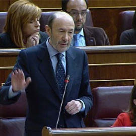 Rubalcaba pide a Rajoy que dimita