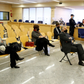 El extesorero del PP Luis Bárcenas sentado en el banquillo de los acusados durante la primera sesión del juicio por el pago de las obras de la sede del partido con la supuesta cja B, en la Audiencia Nacional en San Fernando de Henares. EFE/Juan Carlos H