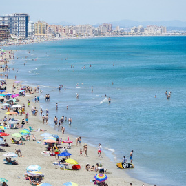 Varias personas se bañan en Playa Galúa, en la Manga del Mar Menor, Cartagena (Murcia).