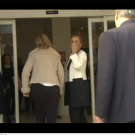 Cristina Cifuentes "manda besos" a una protesta contra la corrupción del PP