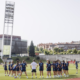 Varias jugadoras de la selección española de fútbol durante un entrenamiento en la Ciudad del Fútbol de las Rozas.