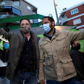 El líder de Vox, Santiago Abascal (i), visita L'Hospitalet de Llobregat durante la tarde del domingo junto al cabeza de lista del partido en las elecciones catalanas del 14F, Ignacio Garriga (d).