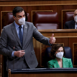 03/02/2021.- El presidente del Gobierno, Pedro Sánchez (i), interviene en la sesión de control al Gobierno, este miércoles en el Congreso de los Diputados. La primera sesión de control al Gobierno en el Congreso desde el mes de diciembre está marcada