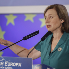 La vicepresidenta de la Comisión Europea y responsable de valores y transparencia, Vera Jourová, da un discruso mientras asiste a un desayuno informativo de la tribuna Fórum Europa, este martes, en un hotel de Madrid.