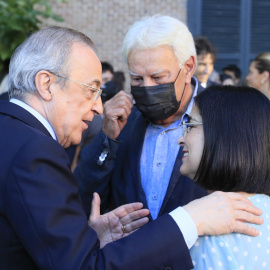 El presidente del Real Madrid, Florentino Pérez (i), conversa con el expresidente del Gobierno Felipe González, y la ministra de Sanidad, Carolina Daría.