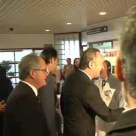 Alberto Fabra abucheado en su visita al Hospital General de Alicante