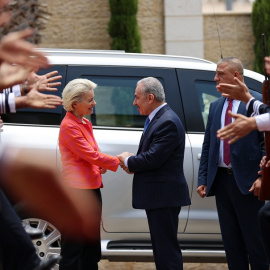 14/06/2022. El primer ministro palestino, Mohammad Shtayyeh, recibe a la presidenta de la Comisión Europea, Ursula Von der Leyen, en Ramala (Cisjordania), a 14 de junio de 2022.