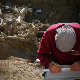 14/06/2022. Un operario en la fosa común de Alfarnate en Málaga, Andalucía.