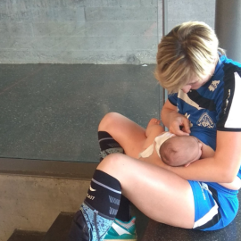 Una jugadora de balonmano da el pecho a su bebé durante un partido. / ASOCIACIÓN DONA BÀLAFIA