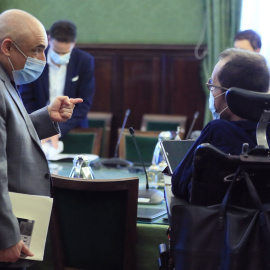 02/06/2020.- El portavoz de Unidas Podemos en el Congreso de los Diputados, Pablo Echenique, conversa con el secretario general del grupo socialista en el Congreso, Rafael Simancas, durante una reunión de la Junta de Portavoces del Congreso. Pool