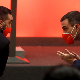 El presidente del Gobierno, Pedro Sánchez (d), conversa con el Alto Comisionado para la España Nación Emprendedora, Francisco Polo (i), durante la Presentación de la Estrategia España Nación Emprenededora, en el Palacio de la Moncloa. EFE/ J.j. Guil