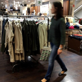 Los comercios podrían empezar a cobrar a aquellas personas que se prueban ropa en sus tiendas - Europa Press