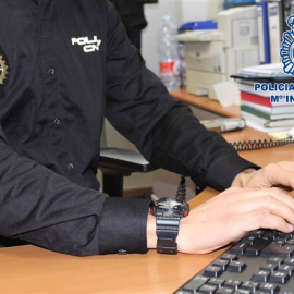 Imagen de archivo de una policía nacional en Granada.