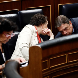 La ministra de Trabajo, Magdalena Valerio, conversa con el de Agricultura, Luis Planas, durante la sesión de control al Gobierno en el Congreso de los Diputados. EFE/Mariscal