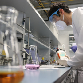 Un jove fa pràctiques en un laboratori.