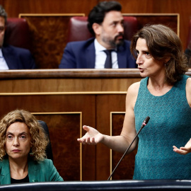 La ministras para la Transición Ecológica, Teresa Ribera, junto a la de Administración Terrritorial, Meritxell Batet, durante la sesión de control al Ejecutivo en el Congreso de los Diputados. EFE/Mariscal
