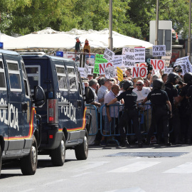Grupos de pensionistas se concentraron en los alrededores del Congreso de los Diputados, para exigir mejoras en sus prestaciones. EFE/Ballesteros