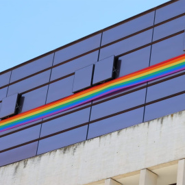 La bandera LGTBI desplegada por el PSOE en las Cortes de Castilla y León.