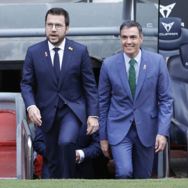 El presidente del Gobierno, Pedro Sánchez (d), y el de la Generalitat, Pere Aragonès, a su llegada este lunes 27 de junio al acto de entrega de la 35 edición de los premios Pimec en el Camp Nou.