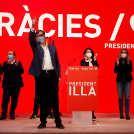 14/02/2021.- El candidato a la presidencia de la Generalitat por el PSC, Salvador Illa, celebra los resultados electorales hoy domingo en la sede del Partido Socialista en Barcelona. El PSC ha ganado, en votos, las elecciones en Cataluña. EFE/Toni Albir