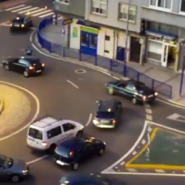 Un policía se pone en medio de una rotonda para enseñar como se conduce