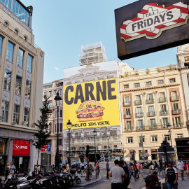 Pancarta publicitaria de Heura anunciando "Carne 100% vegetal" en la Calle Alcalá de Madrid.