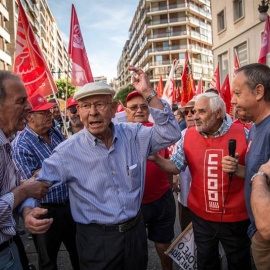 Pensionistas y jubilados en Valencia exigen un pacto de Estado que garantice el futuro de las pensiones. Los sindicatos UGT y CCOO han convocado concentraciones en más de 50 ciudades. / EFE - BIEL ALIÑO