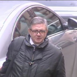 Revenga guarda silencio ante la prensa