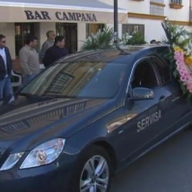 El Ayuntamiento de Barcelona estudia incluir a los voluntarios que reparten comida en la plaza de Canaletas en su red municipal.