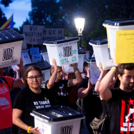 Las urnas que los organizadores de la marcha soberanista "Recuperemos el 1-O" han trasladado desde la Plaza Catalunya de Barcelona, llegan al Parlament, donde los manifestantes han sido recibidos por el presidente catalán, Quim Torra, y el presidente de 