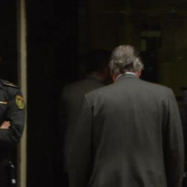 Luis Bárcenas entrega su pasaporte en la Audiencia Nacional