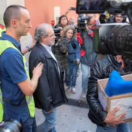 02/10/2018.- El presidente de la Diputación de Lleida y alcalde de Fondarella, Joan Reñé (PDeCAT), a su salida de la Diputación acompañado de los Mossos d'Esquadra, que han detenido a 26 personas en Lleida y otros municipios de la provincia y ha prac