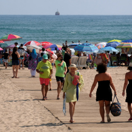 Bañistas en la playa de Gandía (Valencia). REUTERS/Heino Kalis