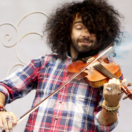 Ara Malikian da un concierto desde un escaparate de la Gran Vía de Madrid