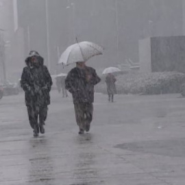 Una intensa nevada sorprende a los madrileños