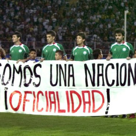 Deportistas vascos se manifiestan con una pancarta para pedir una selección propia.