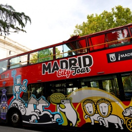 El autobús turístico de Madrid pasa cerca del Palacio Real. REUTERS/Juan Medina