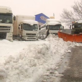 Más de 60 camiones se quedan bloqueados en Barraca por la nieve