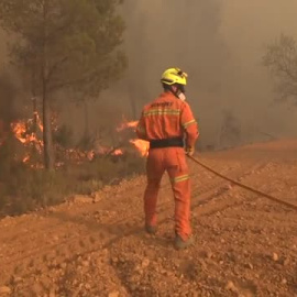 El incendio de Venta del Moro, en Valencia, se descontrola por el viento