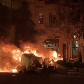 Imagen de contenedores quemados tras la manifestación en contra del encarcelamiento de Pablo Hasél.
