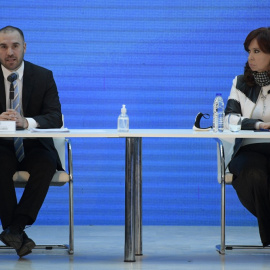31/08/2020-En esta foto de archivo tomada el 31 de agosto de 2020, el Exministro de Economía de Argentina, Martín Guzmán, habla junto a la vicepresidenta Cristina Fernández de Kirchner durante el anuncio de la reestructuración de una deuda externa de