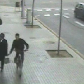 Robaba bolsos y móviles sin bajarse de la bici