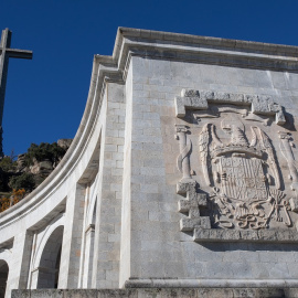 07/07/2022. El escudo de los Reyes Católicos esculpido en el complejo monumental del Valle de los Caídos, a 17 de noviembre de 2021, en San Lorenzo de El Escorial, Madrid