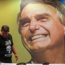 07/10/2018.- El presidente del Partido Social Liberal (PSL), partido del candidato ultraderechista Jair Bolsonaro, Gustavo Bebbiano (c), participa en una rueda de prensa, hoy, domingo 7 de octubre de 2018, en Río de Janeiro (Brasil). La elección de un n