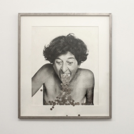 Fotografía de la obra ‘Eurorretrato’ (2001) de la artista Esther Ferrer /