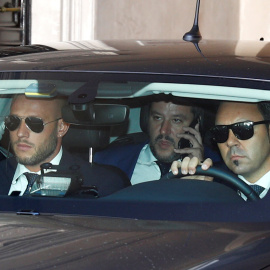 El vicepresidente del Gobierno italiano, ministro de Interior y líder de Liga Norte, Matteo Salvini, en su coche oficial tras un encuentro con la dirigente ultraderechista francesa Marine Le Pen, en Roma. REUTERS/Max Rossi